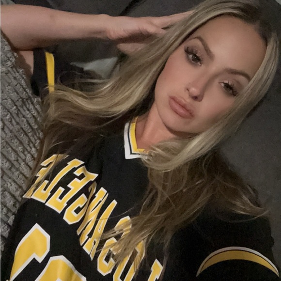 Meet your Posher, Stephanie - Picture 3 of 5